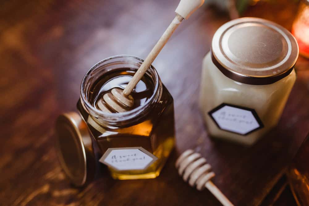 honey jars as wedding favours autumn wedding ideas