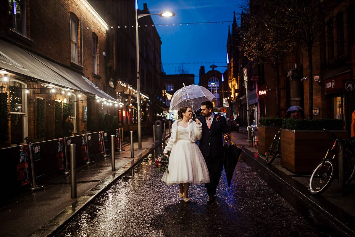 how to have great winter wedding photos on a rainy day