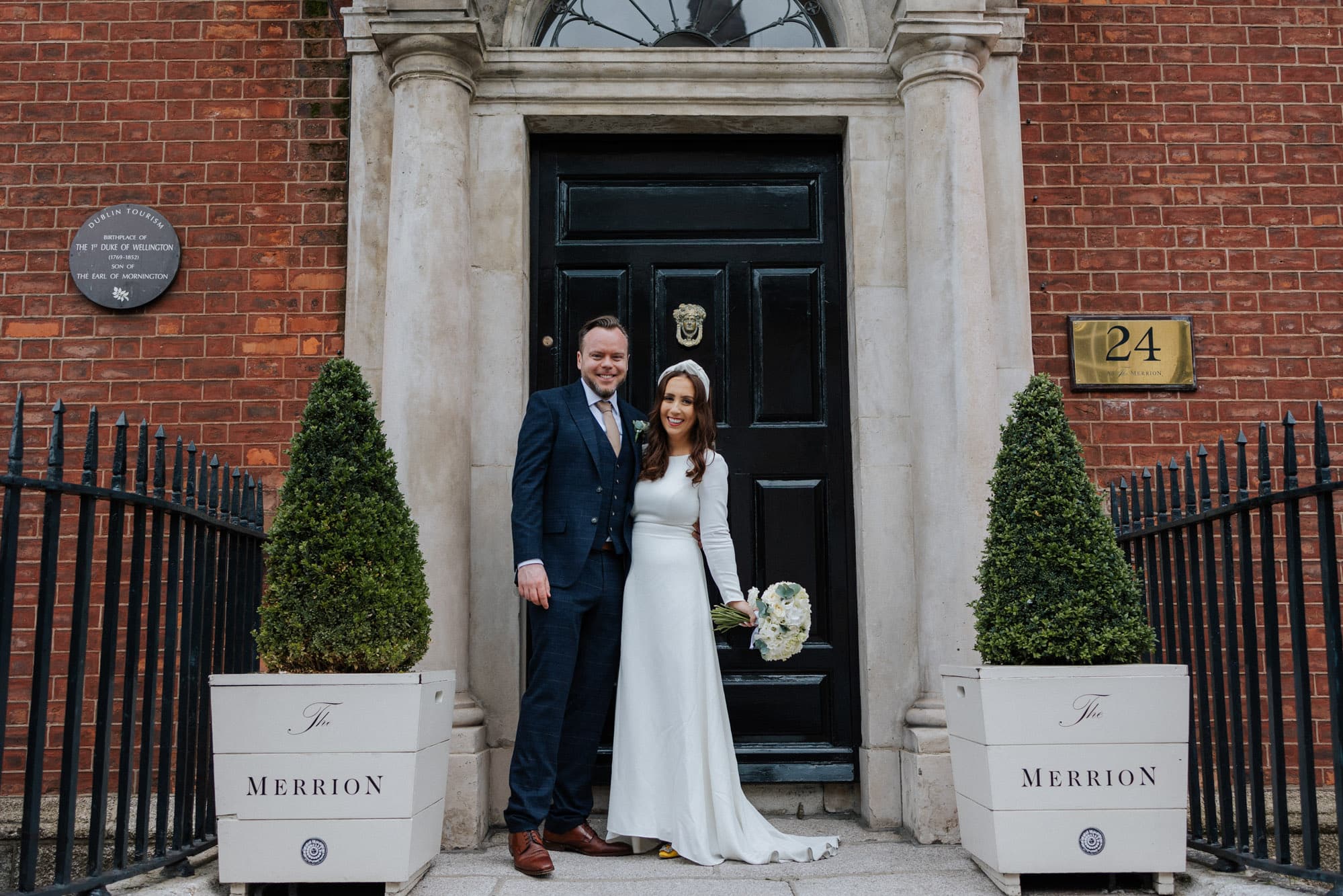 wedding couple in front of the merrion hotel 